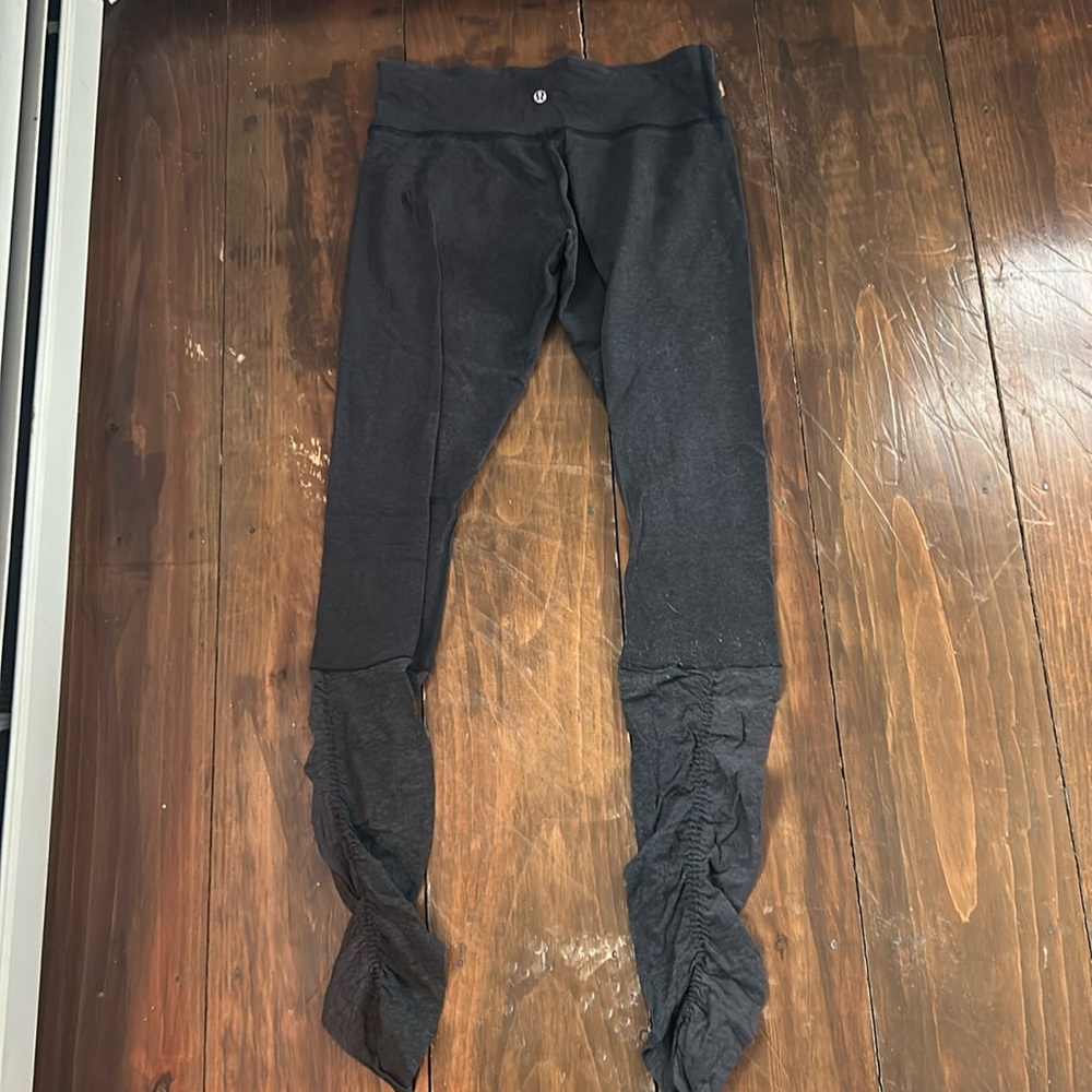 Lululemon two-tone leggings with soft material rouched bottom